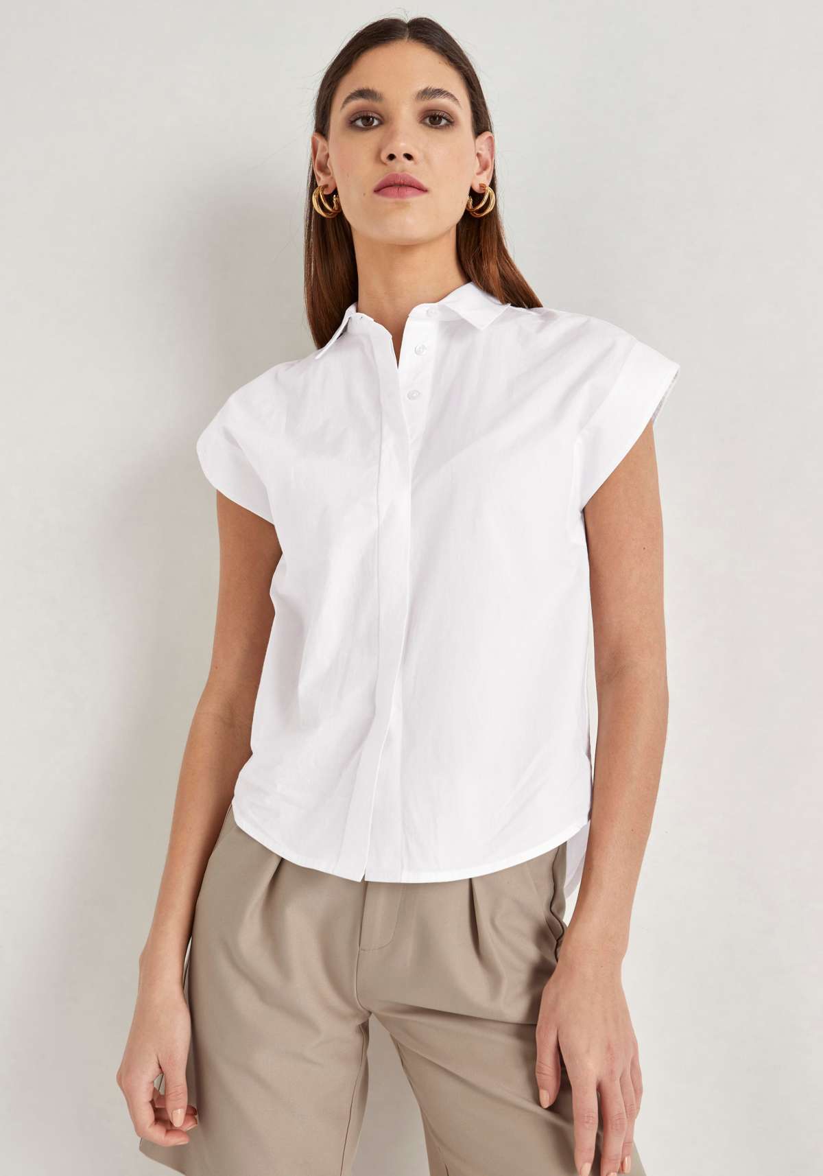 Блузка с короткими рукавами и планкой на пуговицах во всю длину.