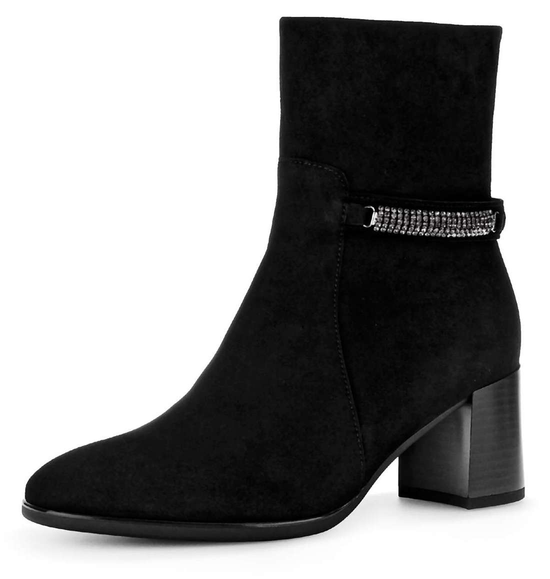 Ботильоны с модными декоративными ремешками.