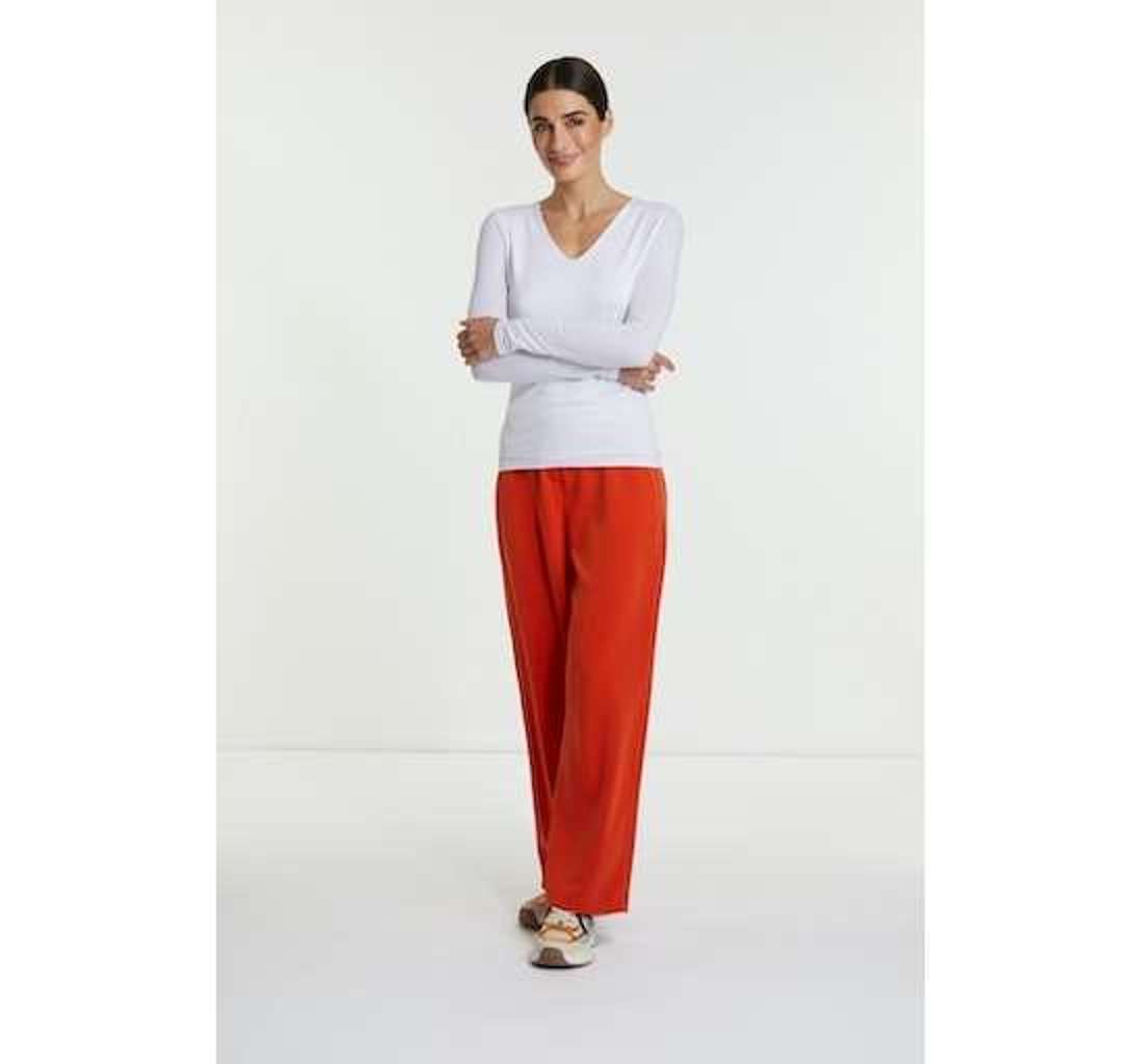 Рубашка с длинными рукавами и женственным V-образным вырезом.