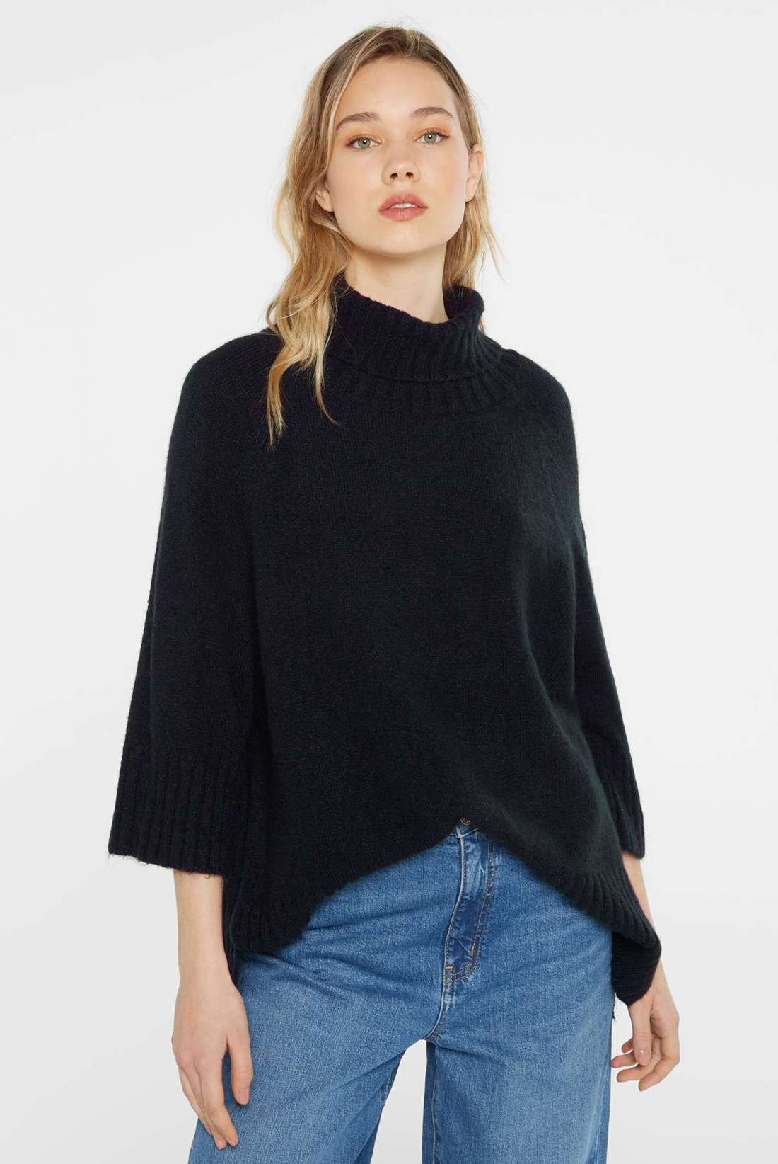 Свитер с высоким воротником