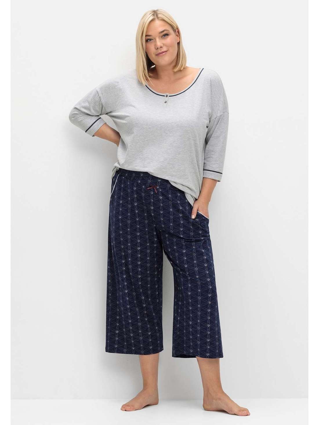 Пижамные брюки длиной 3/4 с узором по всей поверхности. Große Größen