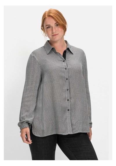 Блузка-рубашка, с узором пепита, слегка расклешенной формы.