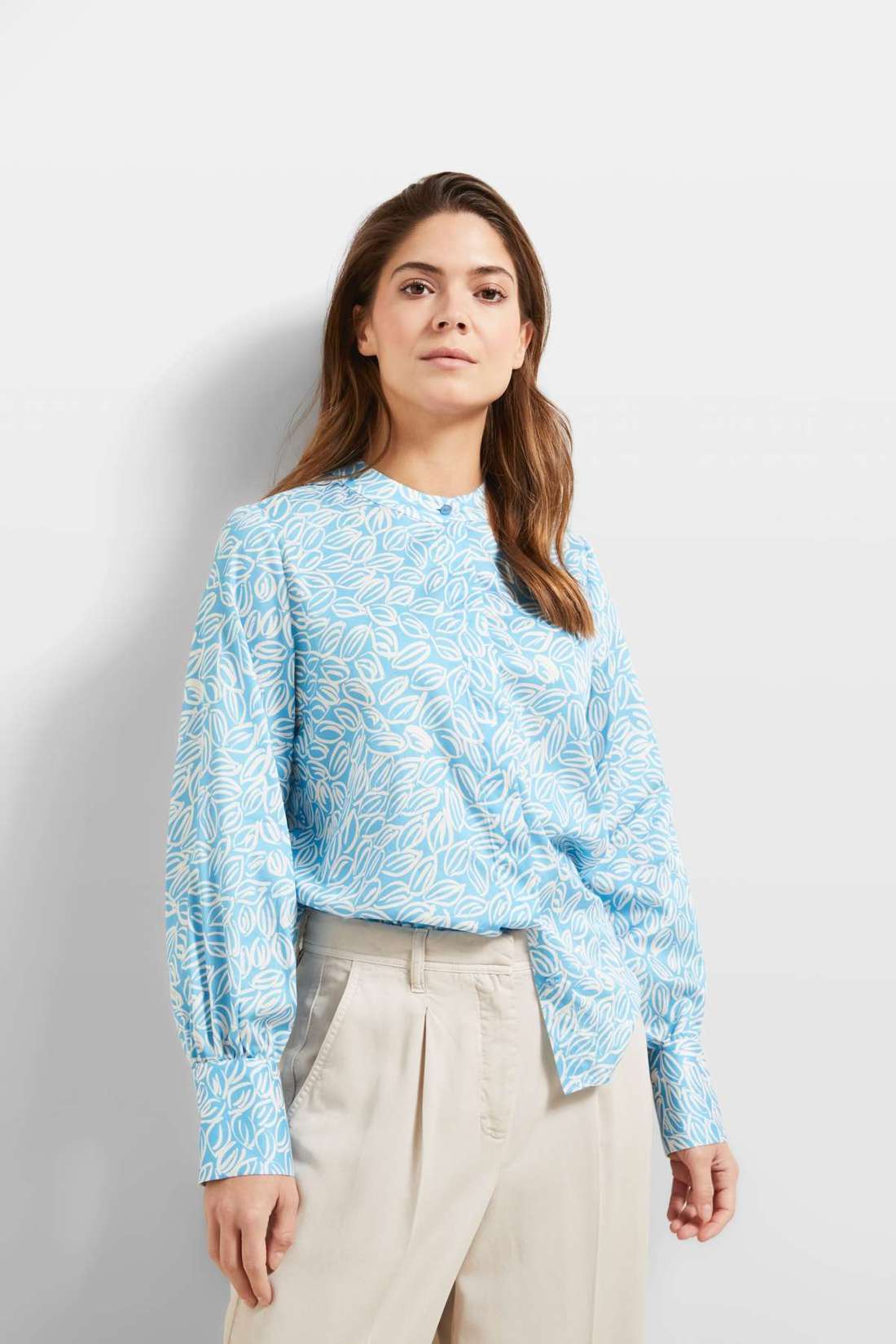 Блуза с длинными рукавами и круглым вырезом