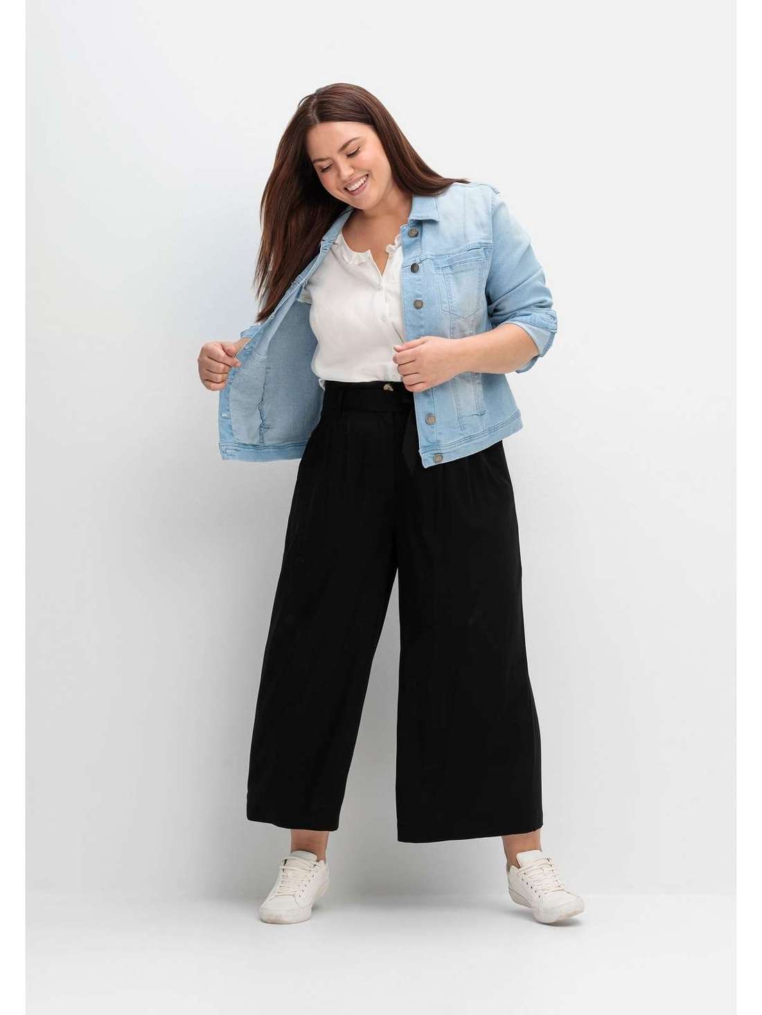 Тканевые брюки с завышенной талией и тканевым поясом. Große Größen