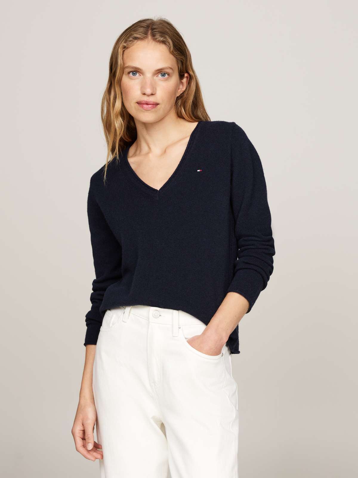 Вязаный свитер с V-образным вырезом из 100% шерсти. SOFT WOOL V-NK SWEATER