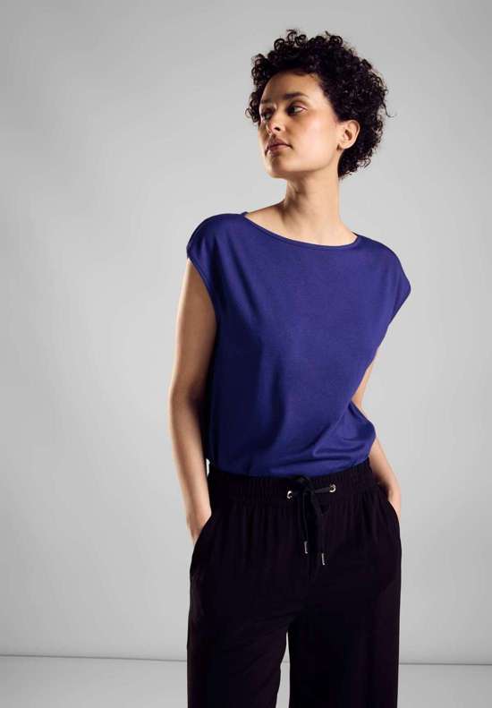 Футболка с вырезом «лодочка»