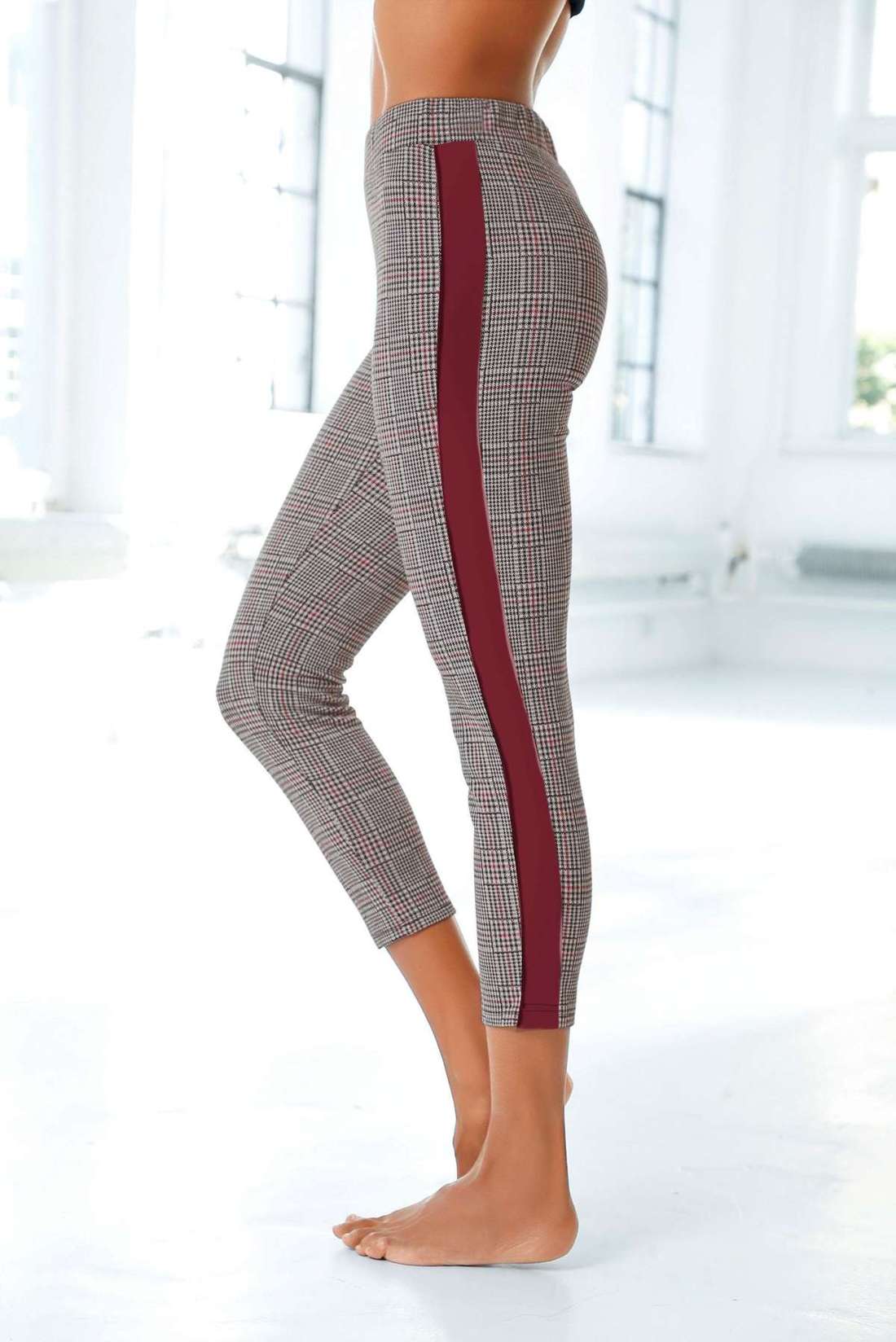 Леггинсы 7/8 с контрастной тесьмой сбоку.