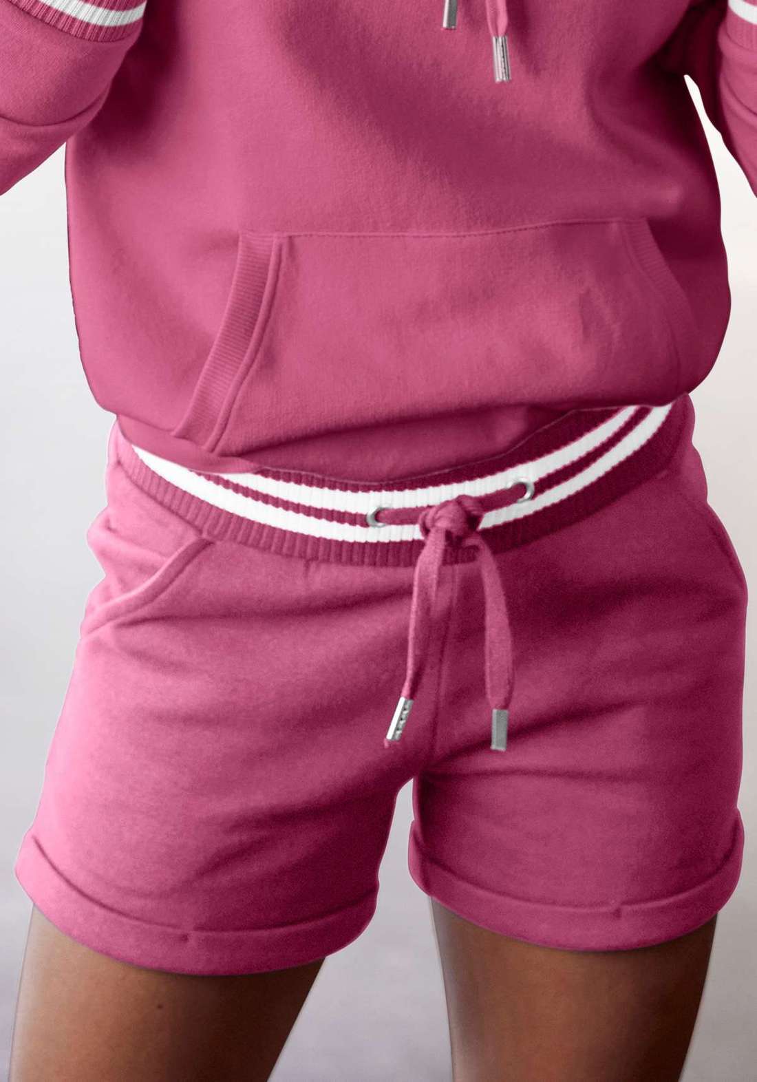 Спортивные шорты с вышивкой логотипа и боковыми карманами.