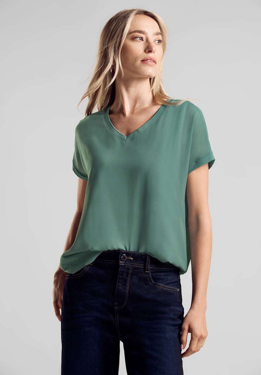 футболка с V-образным вырезом