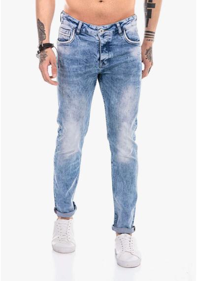 Удобные джинсы классического дизайна с пятью карманами.