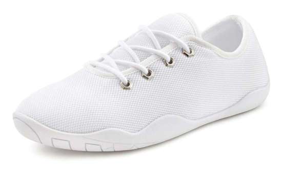 Кроссовки на ультраплоской подошве