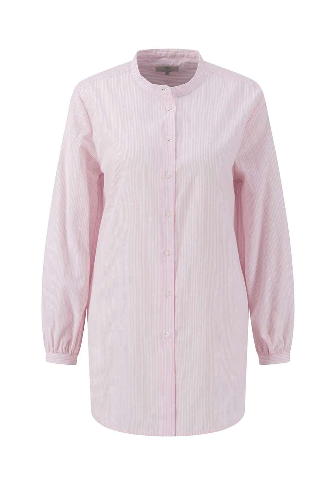 Блузка с длинными рукавами и воротником стойкой.