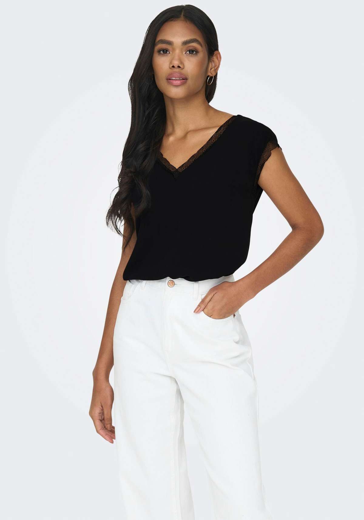 V-образная рубашка ONLJASMINA S/S V-NECK LACE TOP NOOS PTM