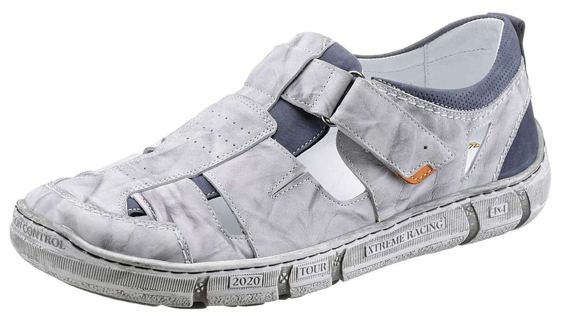 Обувь на липучке с боковыми вырезами.