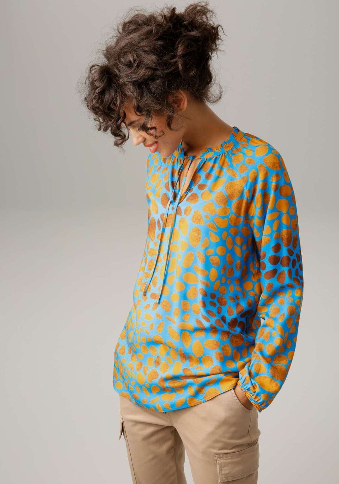 Блузка-слип с интересным принтом по всей поверхности.