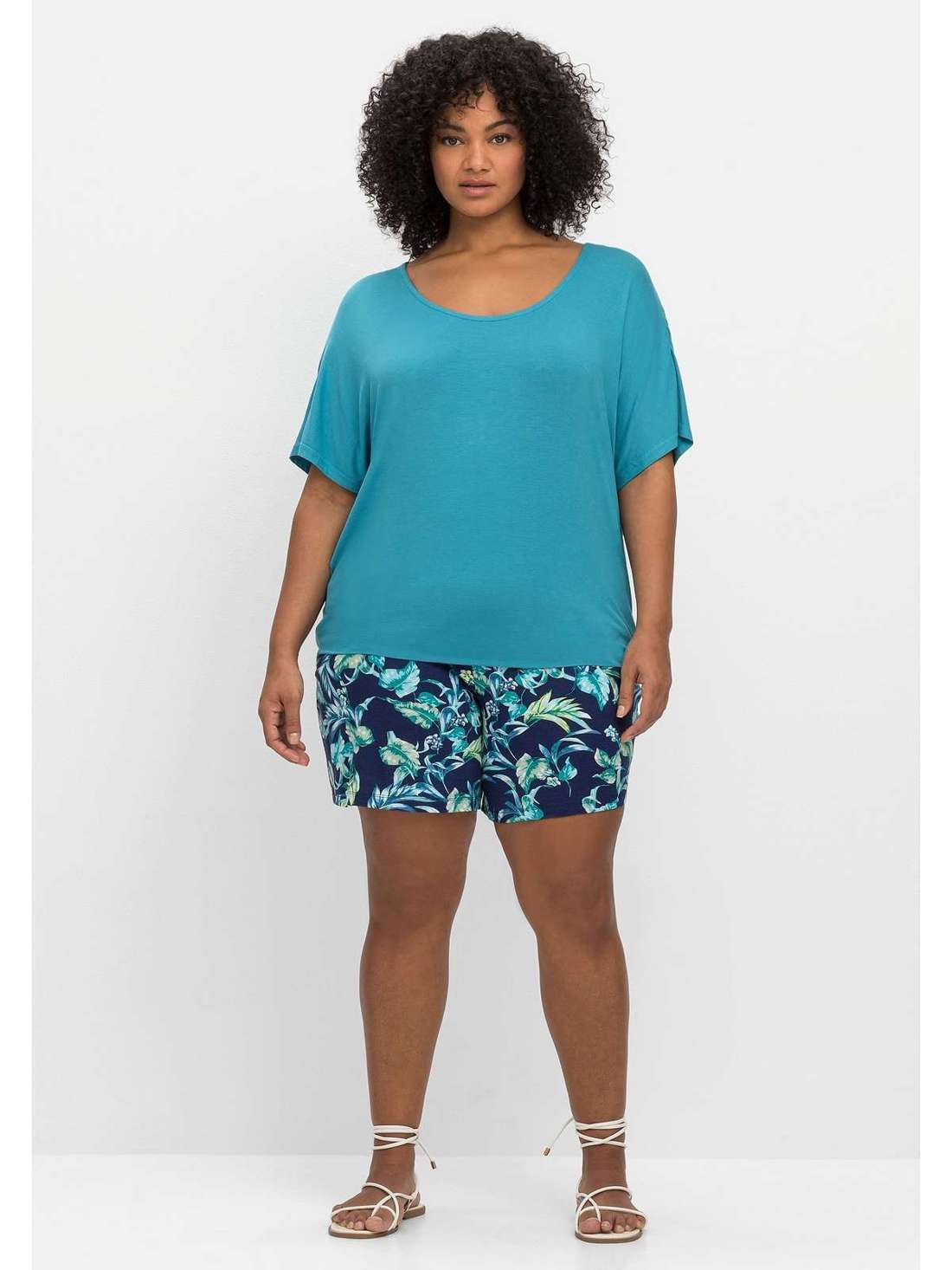 Шорты с принтом в виде листьев длиной до колен. Große Größen