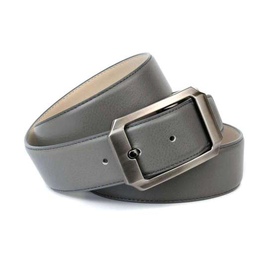 Кожаный ремень с пряжкой черного цвета