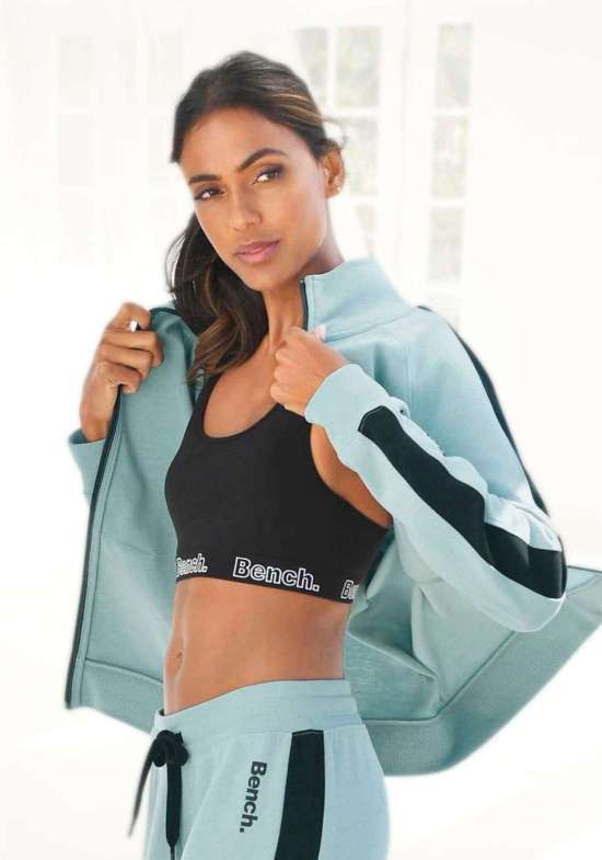 Толстовка с полосками по бокам и воротником стойкой.