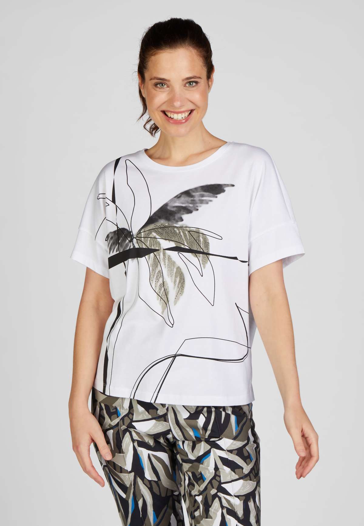 Рубашка с принтом T-Shirt mit uberschnittener Schulter