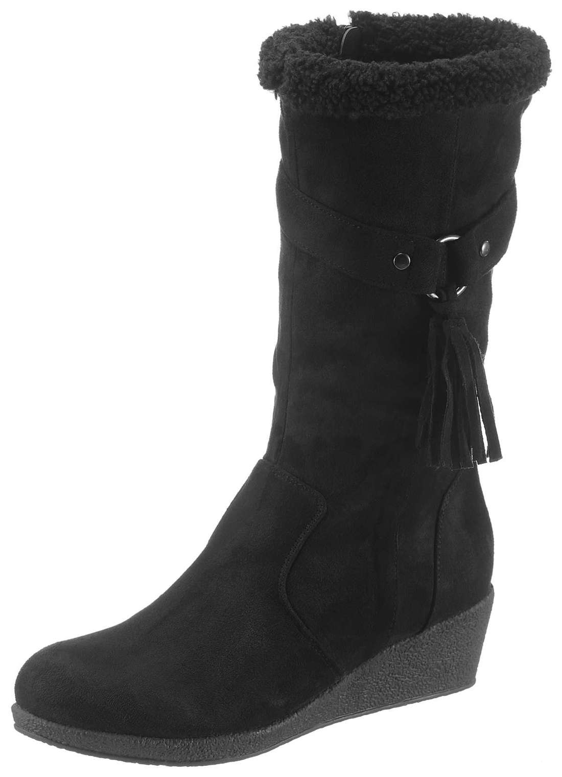 Зимние сапоги с декоративными ремешками и бахромой.