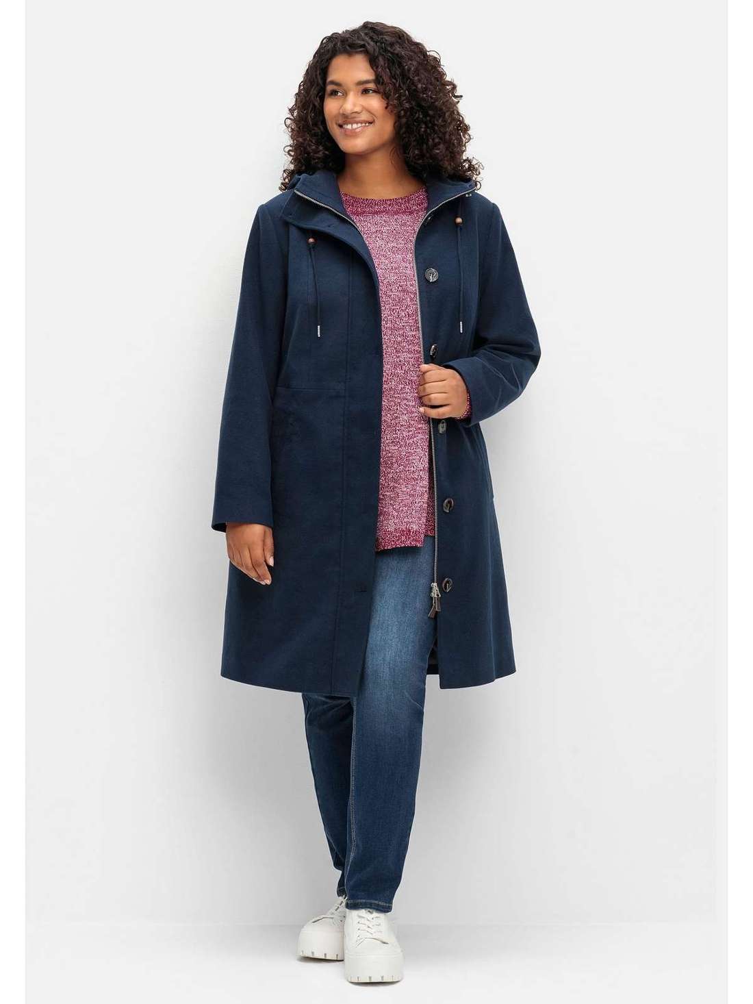 Короткое пальто легкого А-силуэта с завышенной талией. Große Größen