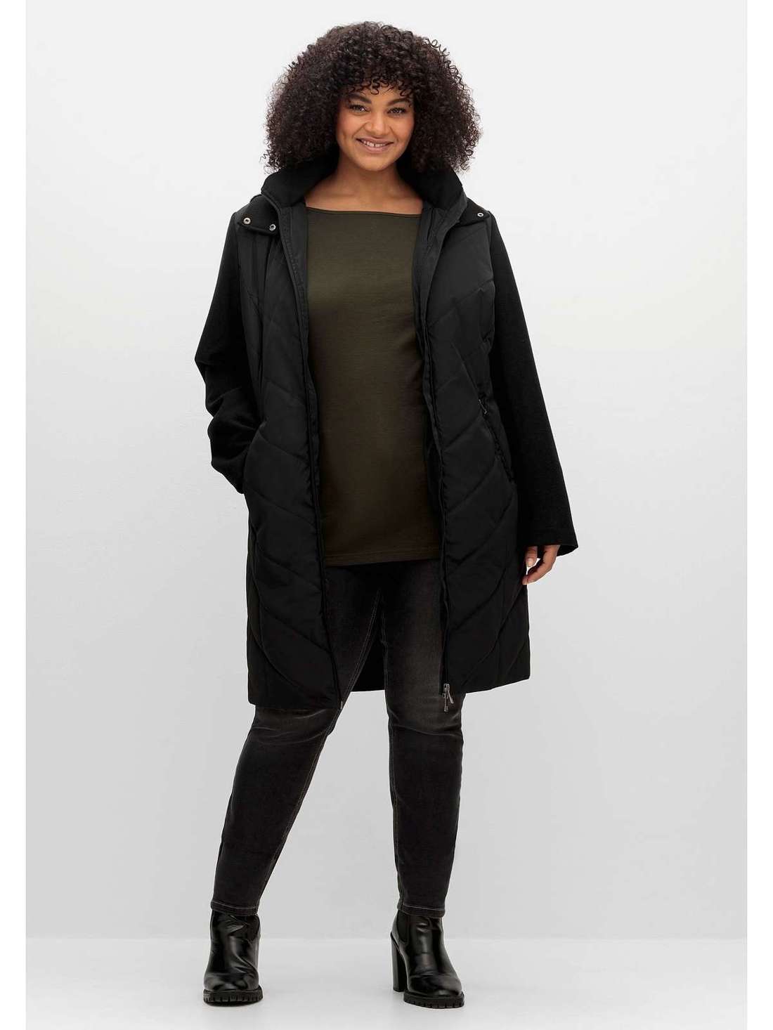 Стеганая куртка с капюшоном из микса материалов Große Größen