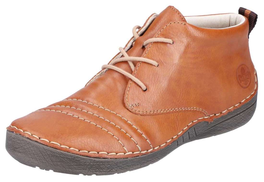 Ботинки на шнуровке с тонкой декоративной строчкой.