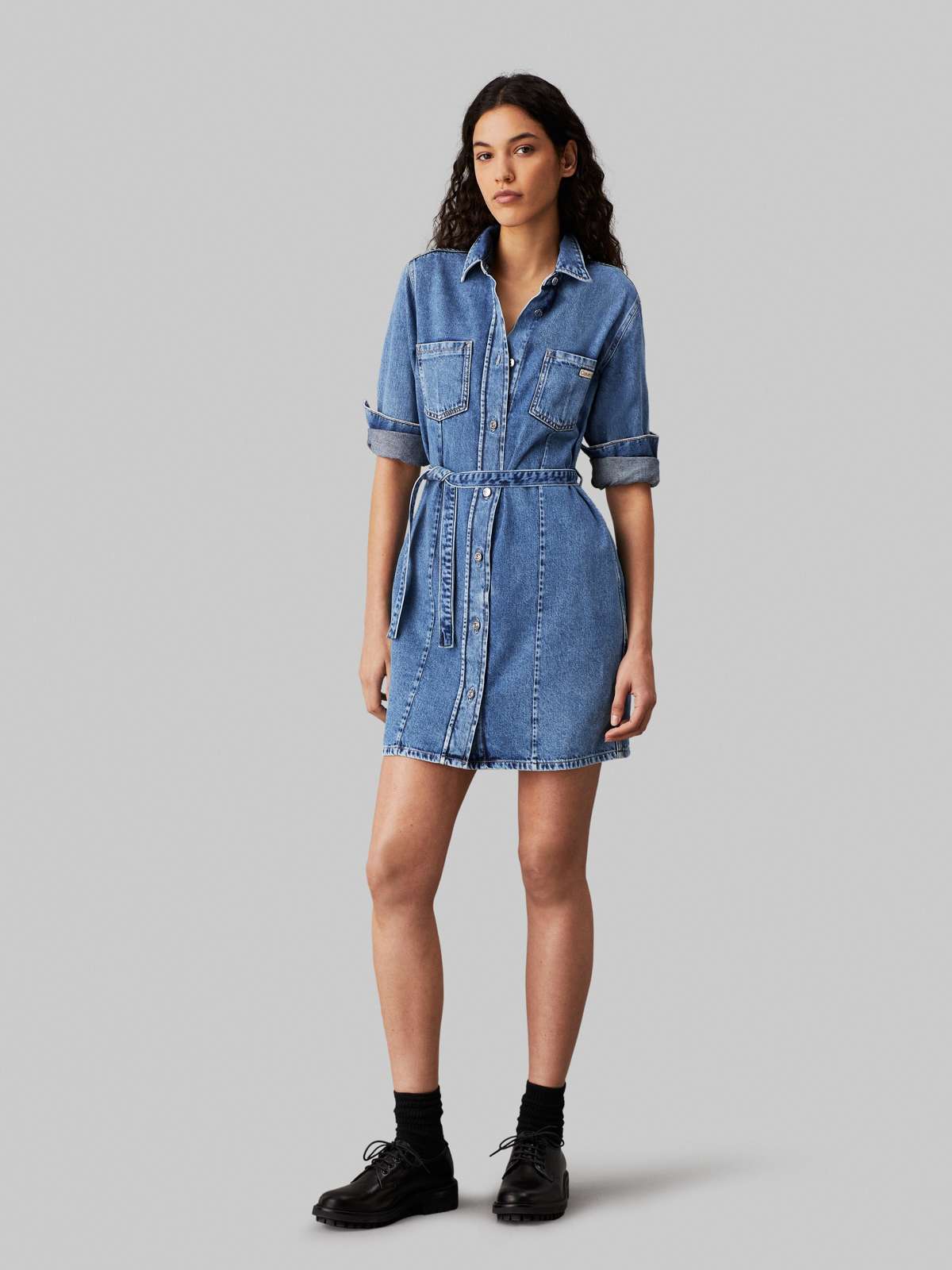 Джинсовое платье с нашивкой-логотипом BELTED SHIRT DRESS