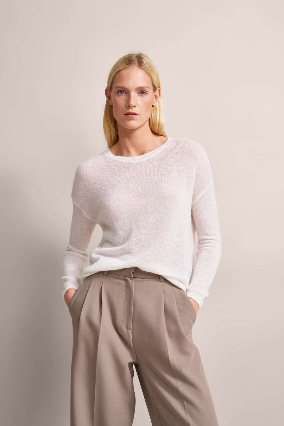 Свитер с круглым вырезом