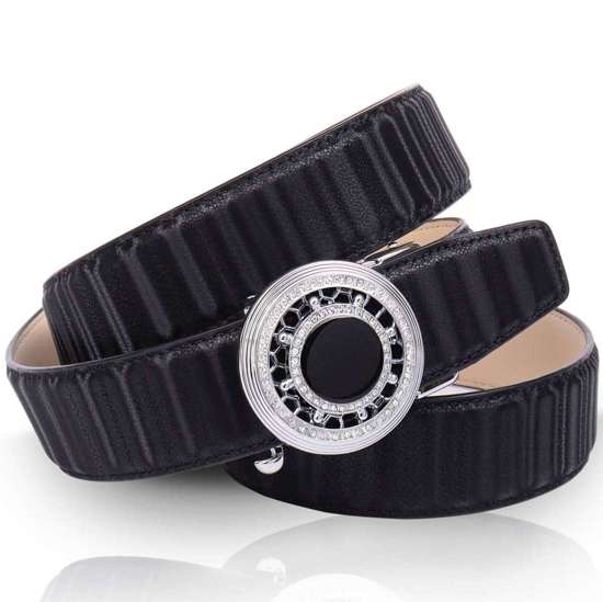 Кожаный ремень с автоматической застежкой серебристого цвета и вращающимся рулем.