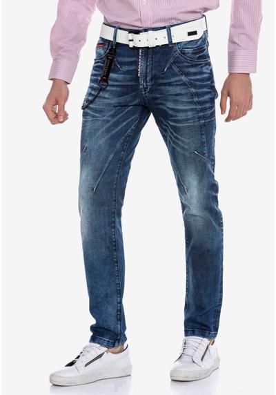 Прямые джинсы с модными декоративными швами.