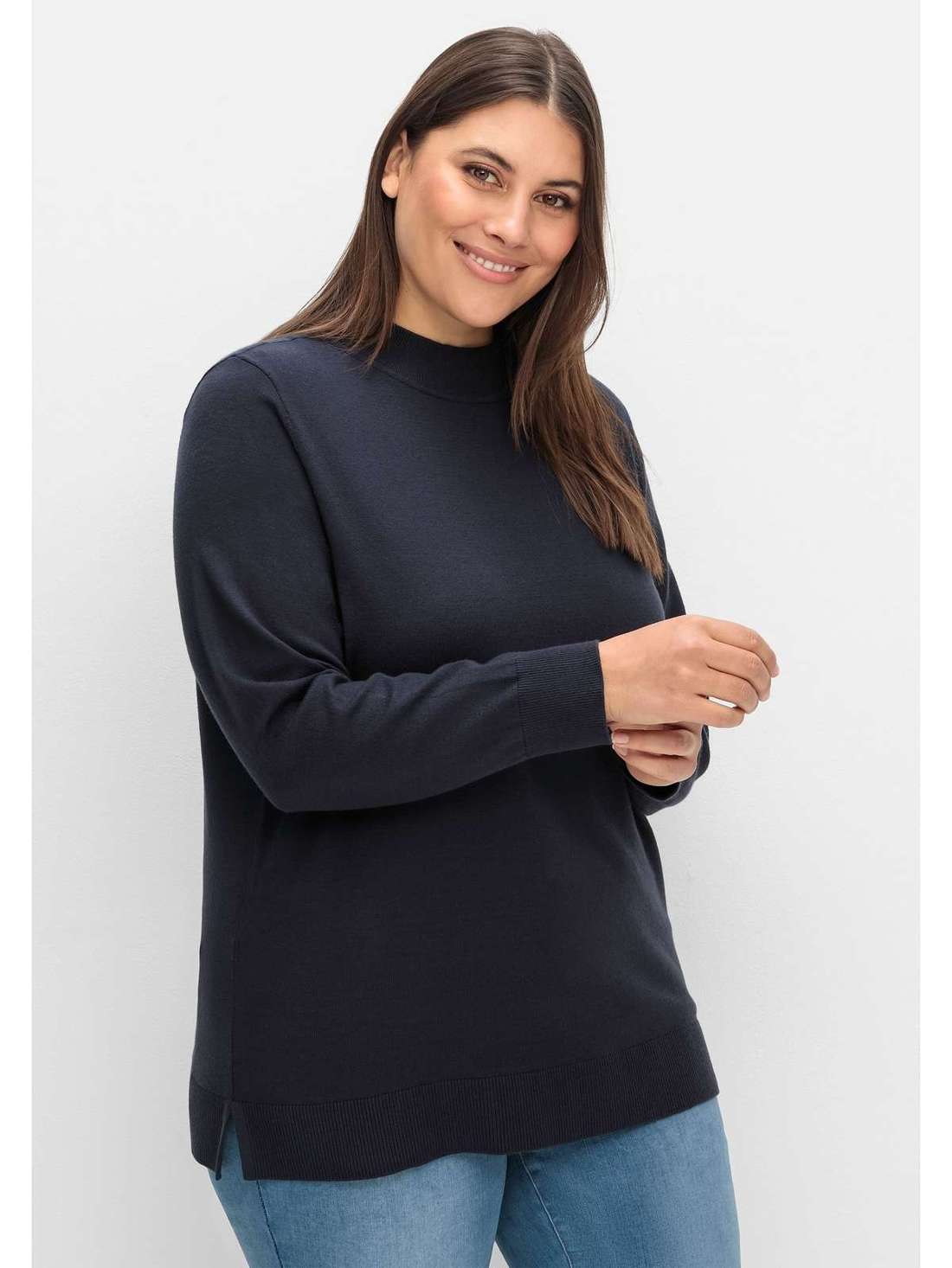 Вязаный свитер с ребристым воротником-стойкой и разрезами по бокам. Große Größen