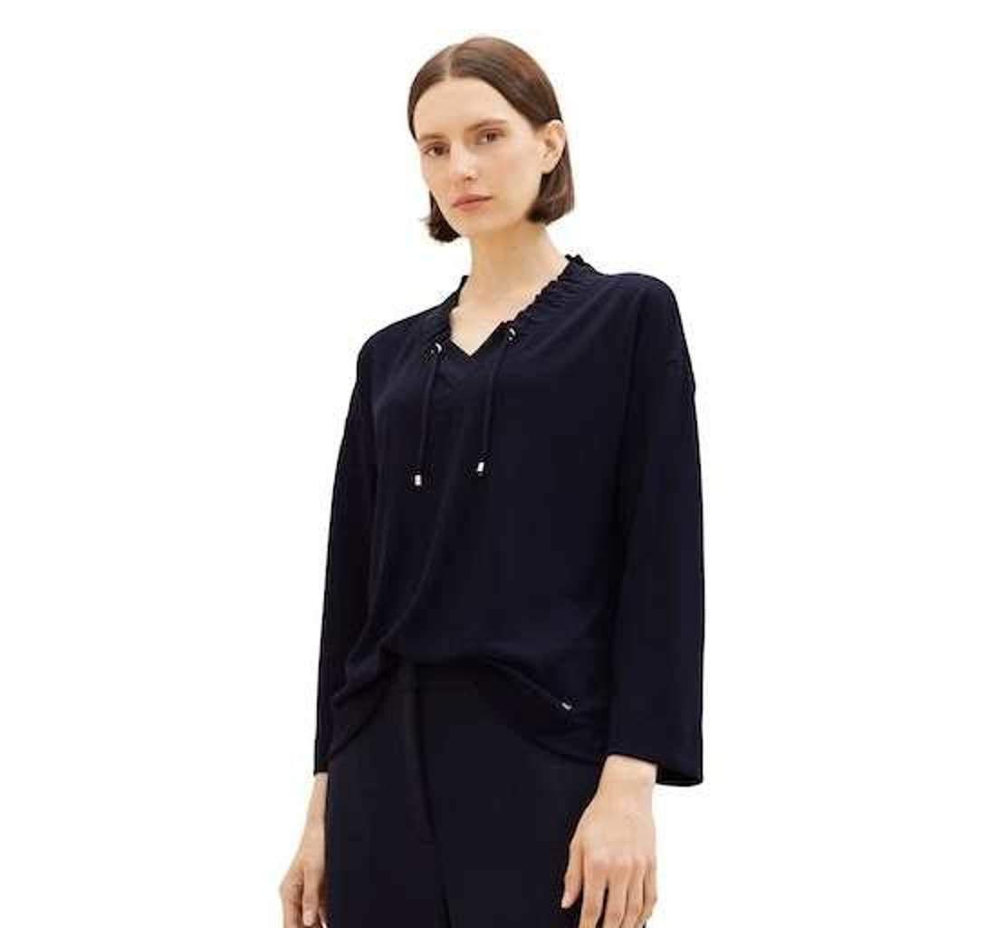 Рубашка с длинными рукавами и особым структурированным узором.