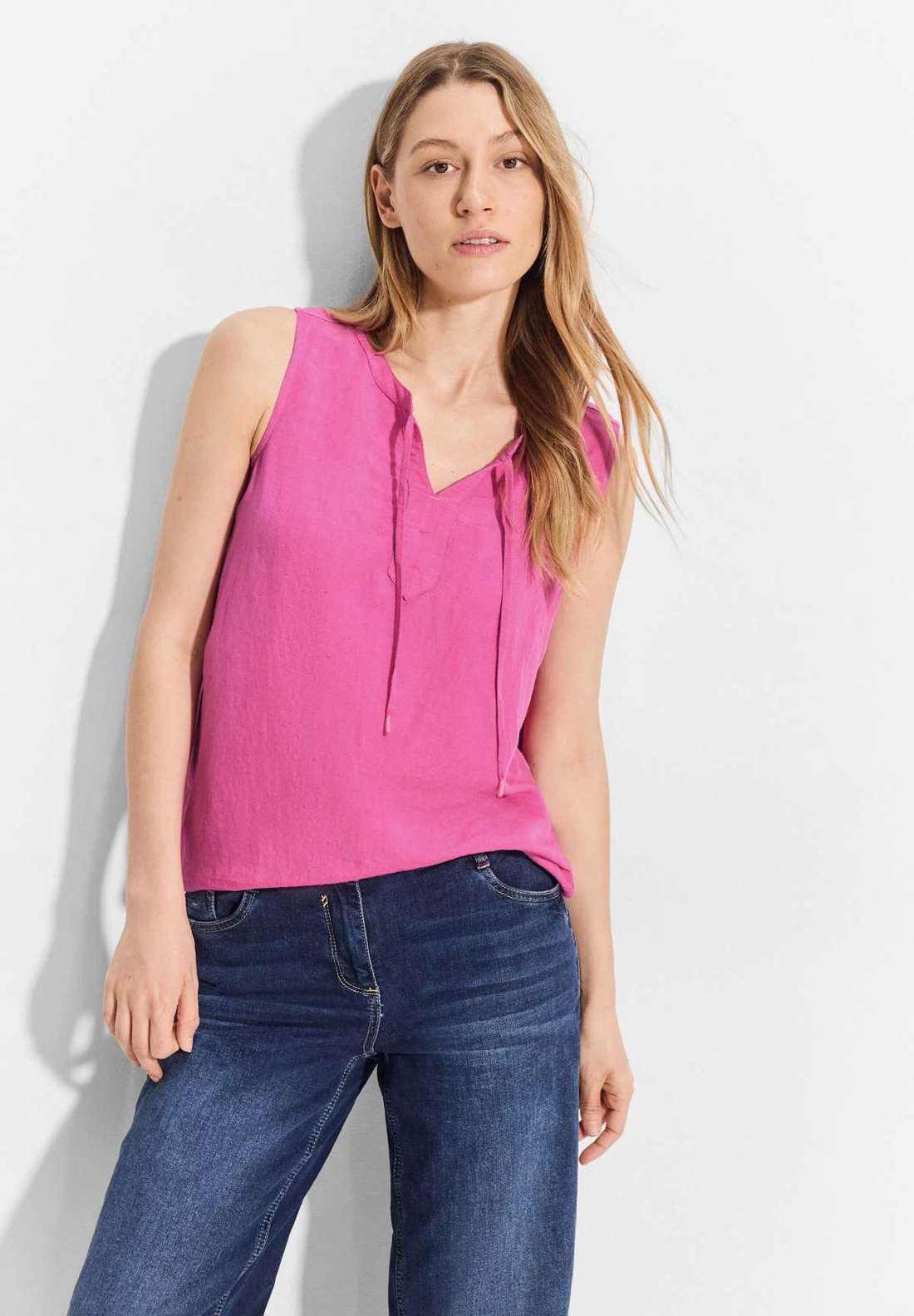 Блузка с короткими рукавами и круглым вырезом с лентами.