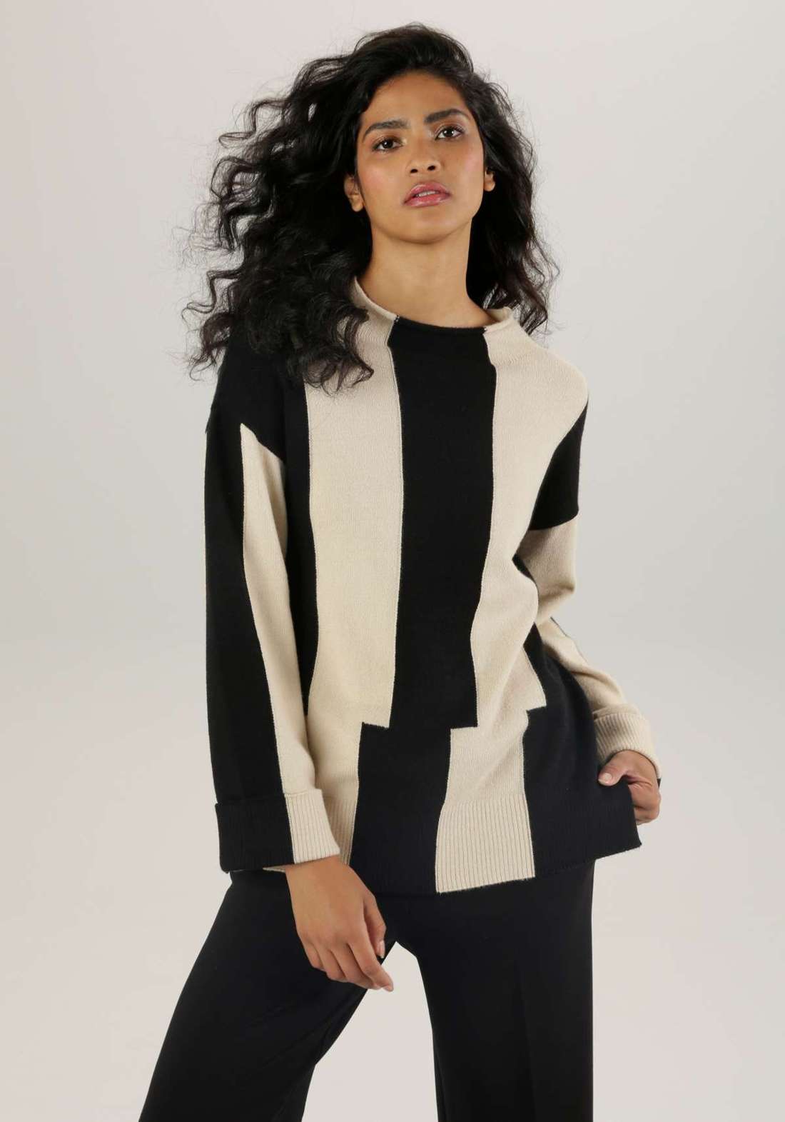 Вязаный свитер классного кроя оверсайз.