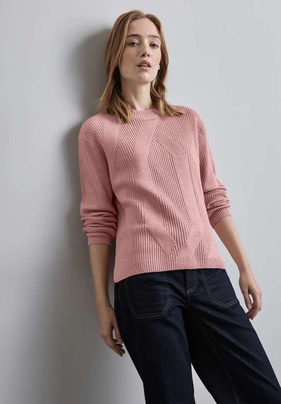 Вязаный свитер с ярким структурным узором.