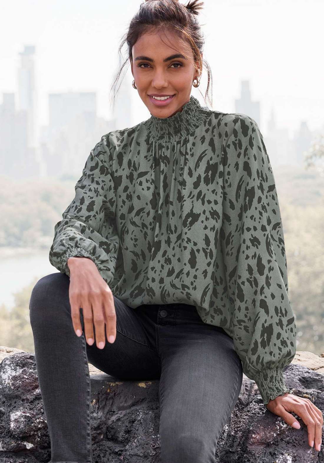 Блузка с длинными рукавами и анималистическим принтом