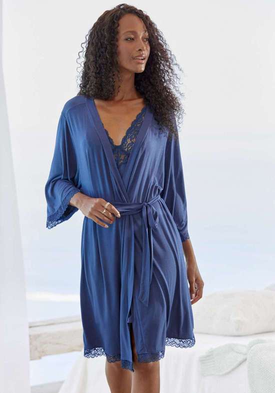 Кимоно с красивыми кружевными вставками