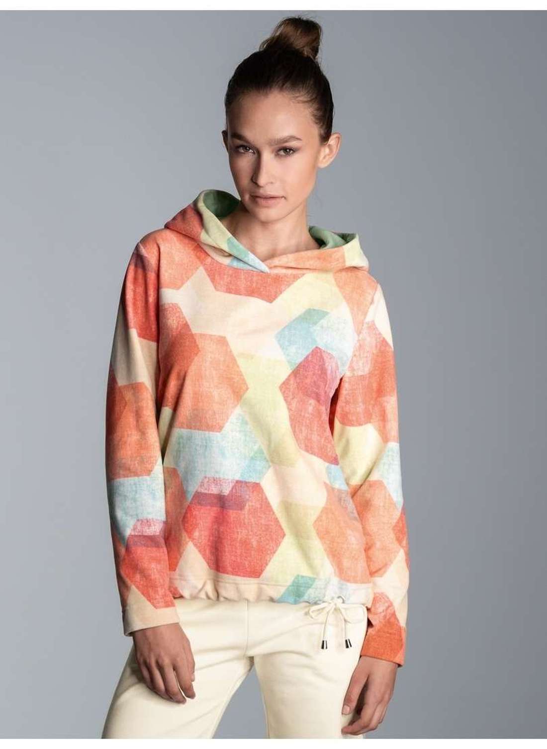 Толстовка с капюшоном TRIGEMA Fleece-Hoodie mit buntem Allover-Print
