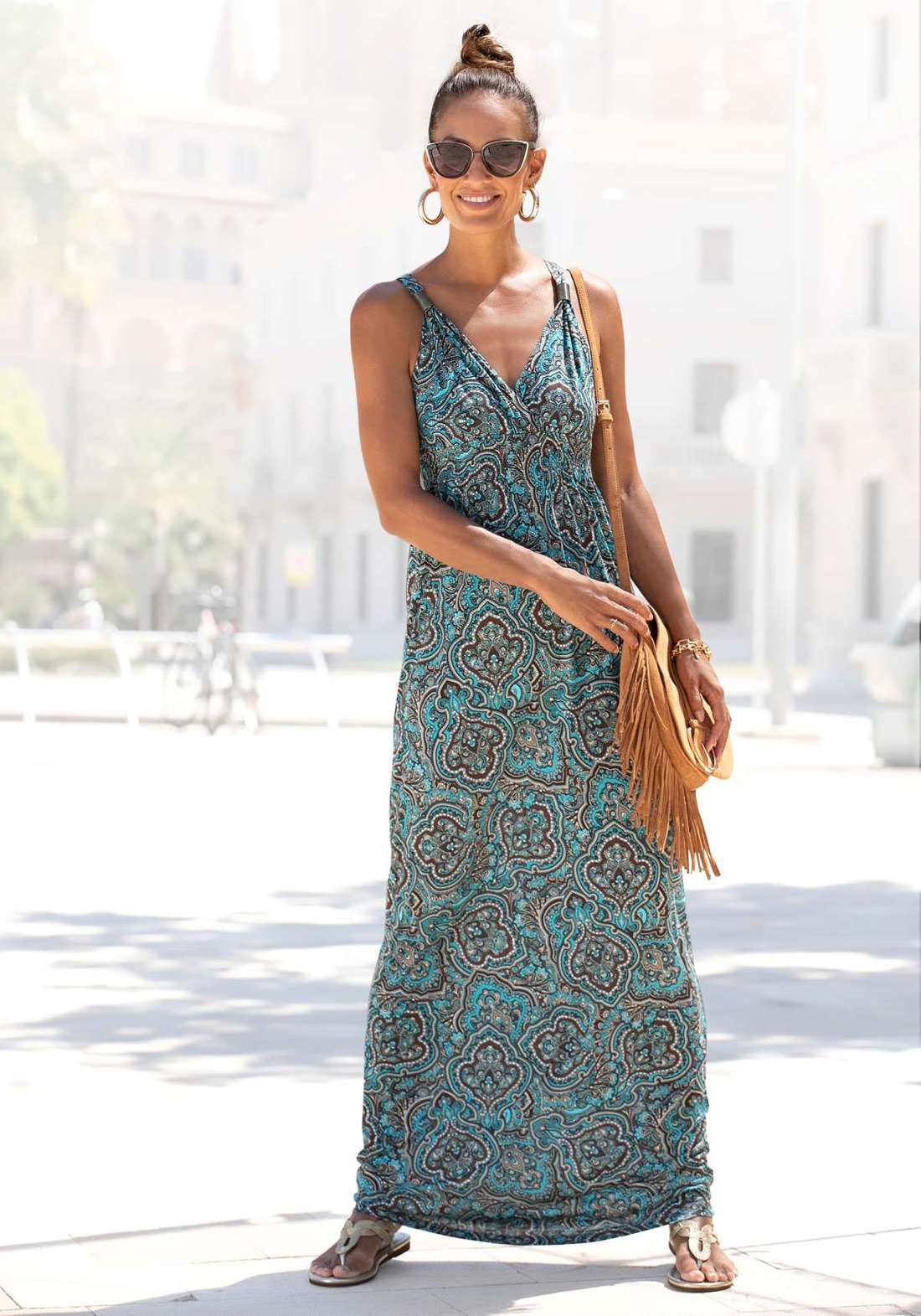 Платье макси с узором пейсли и регулируемым вырезом.