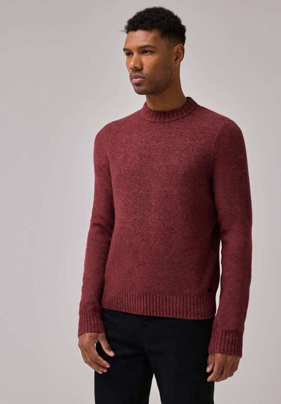 Свитер с круглым вырезом