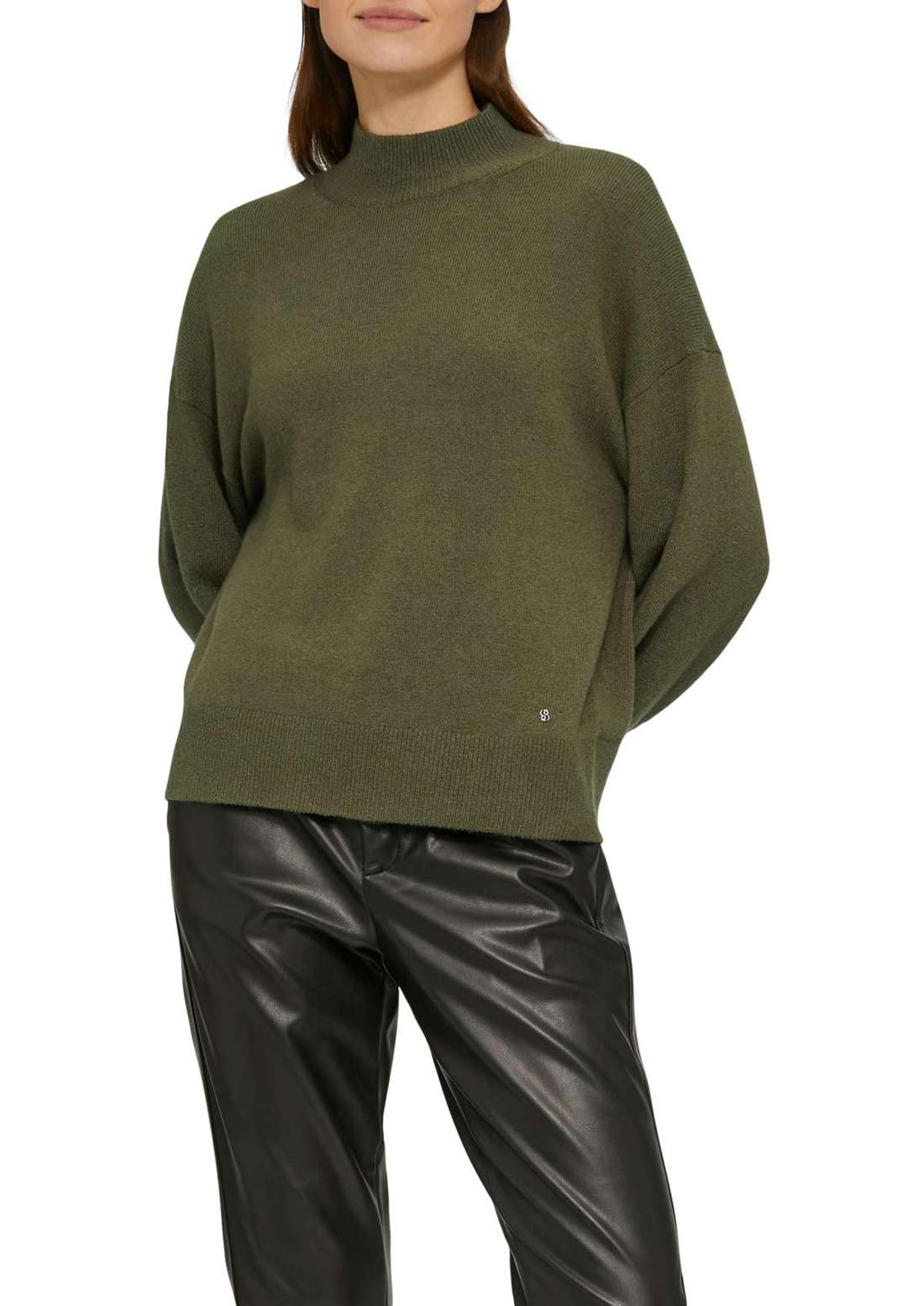 Вязаный свитер с воротником стойкой.