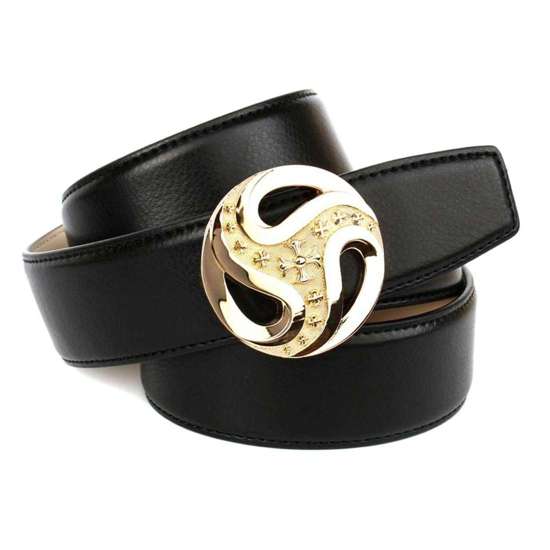 Кожаный ремень с круглой пряжкой золотого цвета.