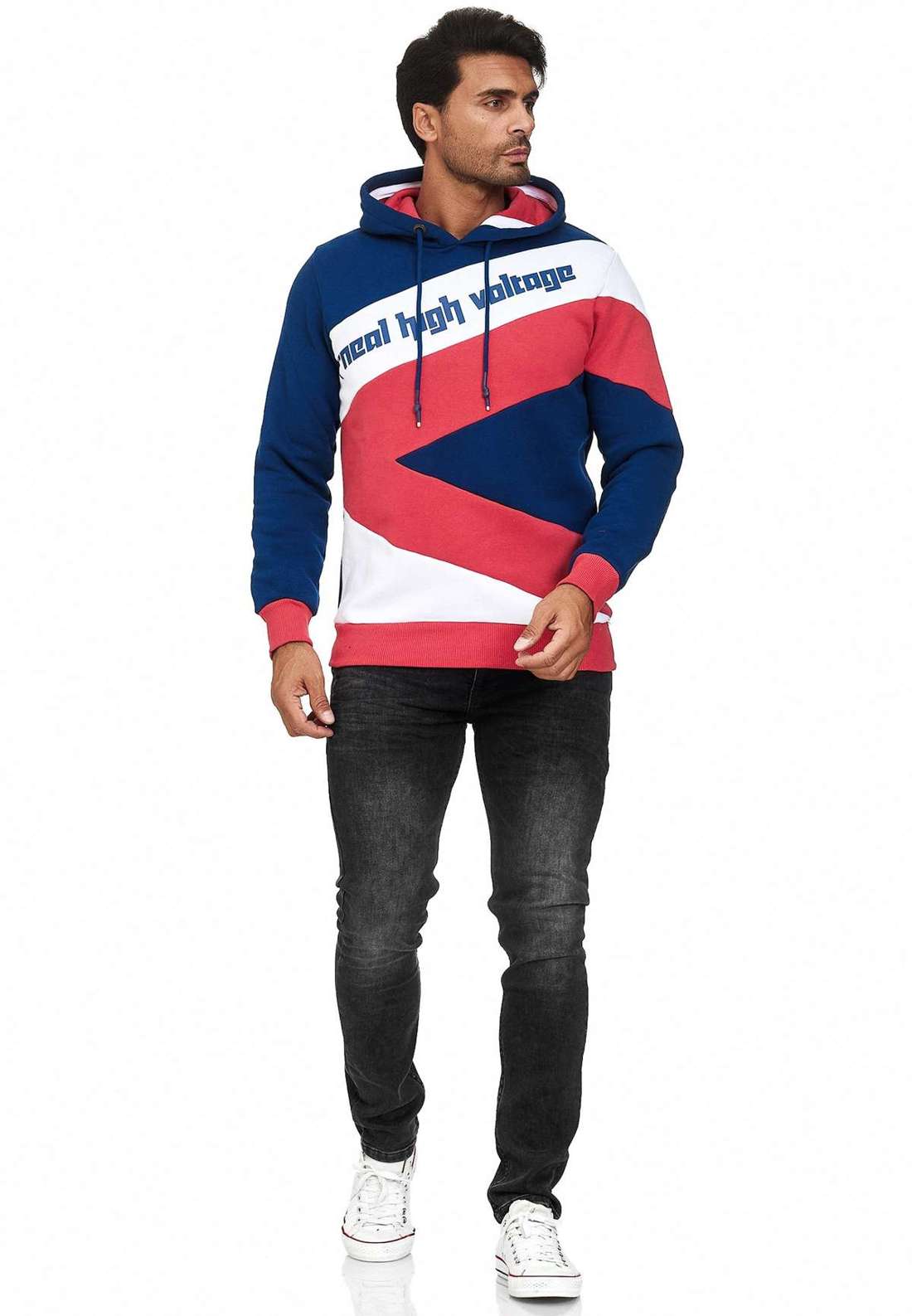 Толстовка с капюшоном спортивного дизайна.