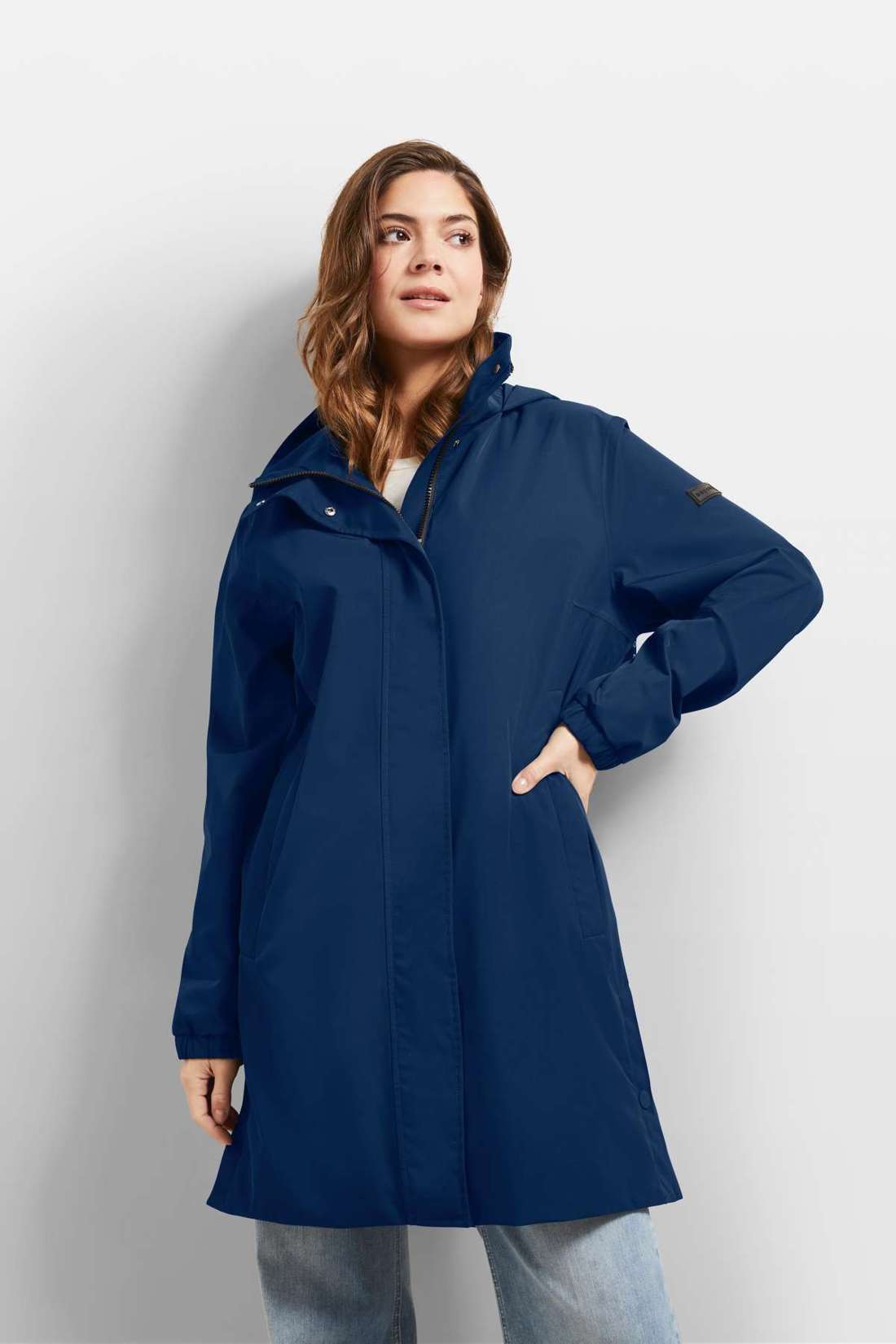 Короткое пальто с капюшоном