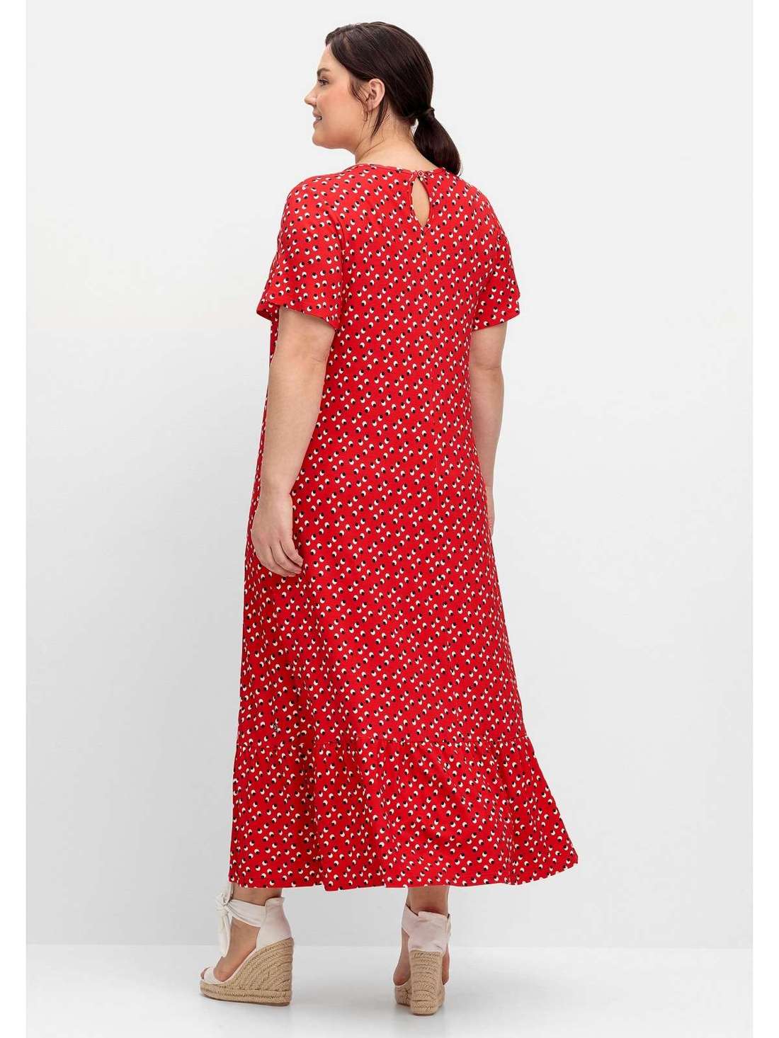 Летнее платье с воланом по подолу Große Größen