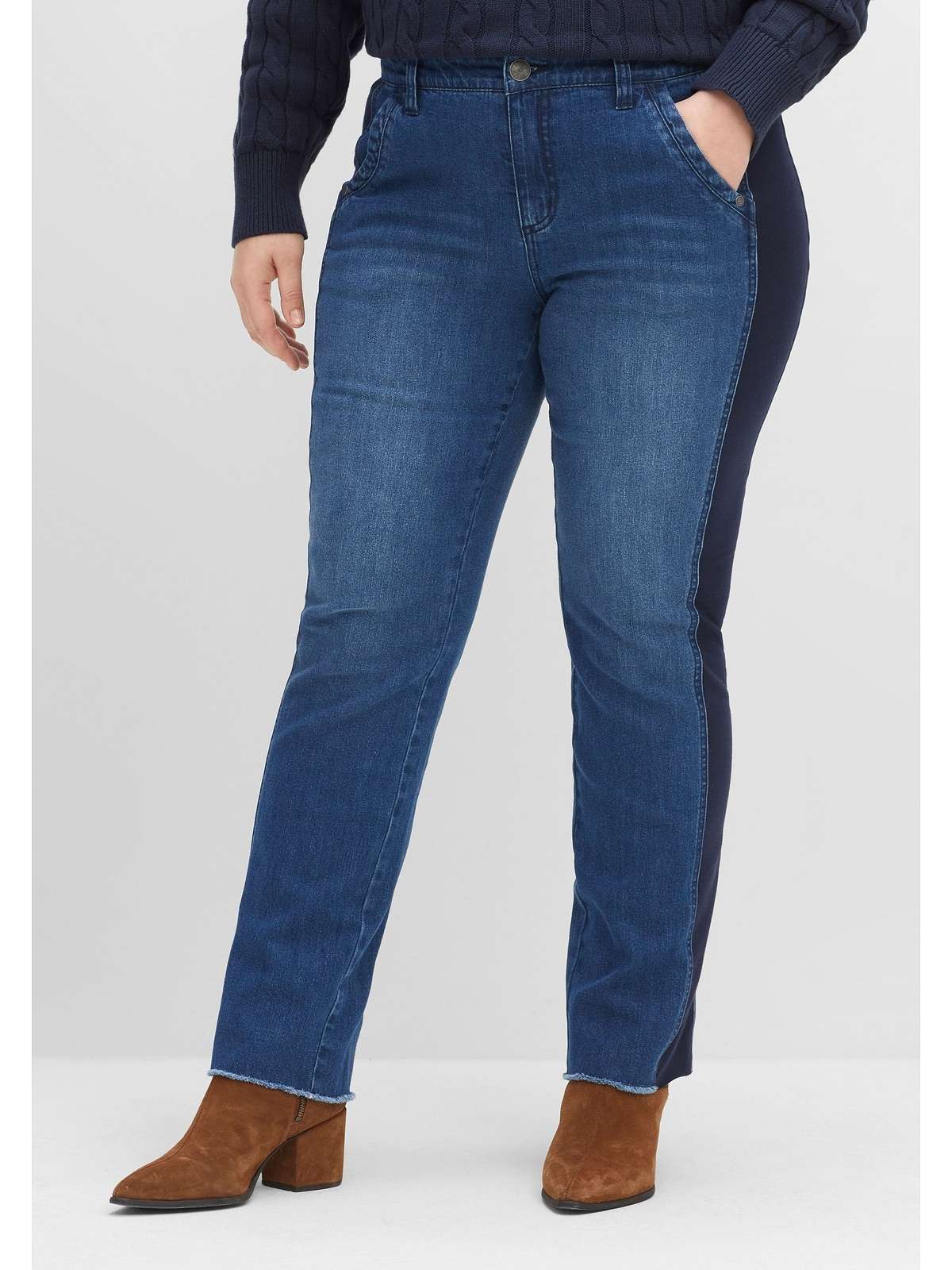 Прямые джинсы с трикотажными вставками по бокам.