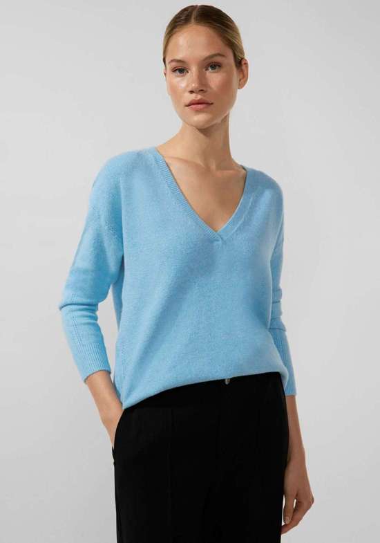 Вязаный свитер с дырочным узором