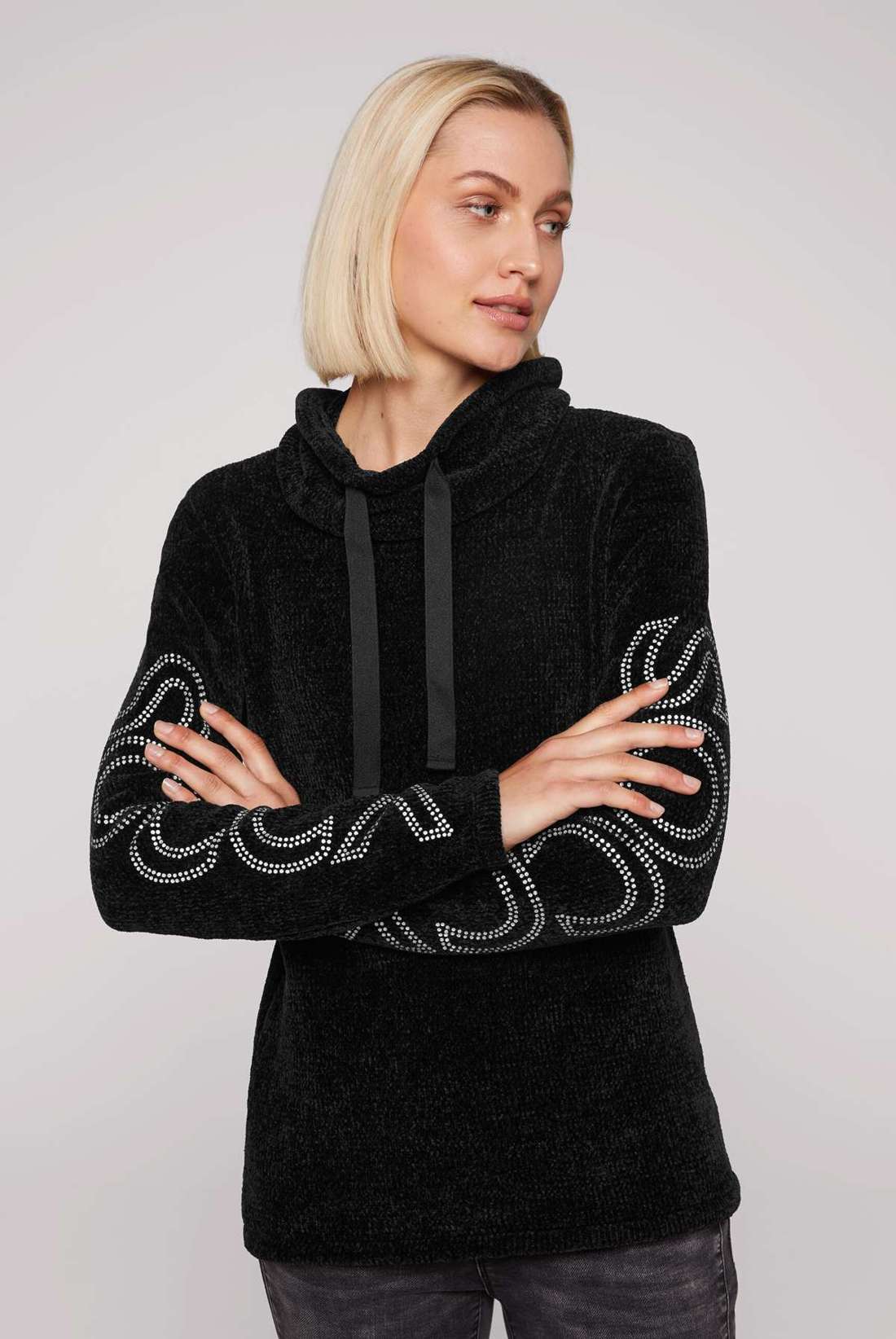 Мягкий свитер с высоким воротником