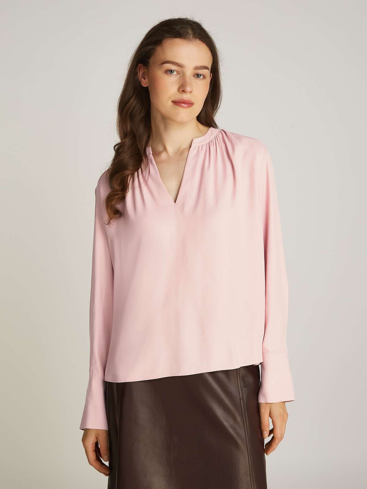 Блузка с длинными рукавами и рюшами SOFT VIS V NECK LS BLOUSE